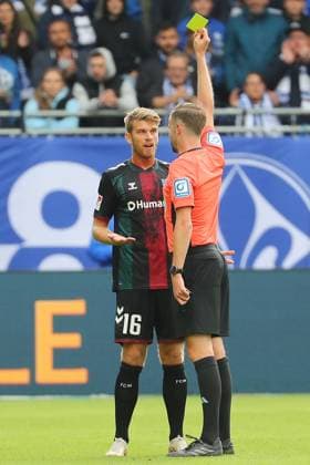 28.09.2024, xtvx, Fussball 2.Bundesliga, SV Darmstadt 98 - 1.FC Magdeburg emspor, v.l. Gelbe Karte, yellow card Marcus Mathisen (1. FC Magdeburg) Schiedsrichter Michael Bacher (DFL DFB REGULATIONS PROHIBIT ANY USE OF PHOTOGRAPHS as IMAGE SEQUENCES and or QUASI-VIDEO) Darmstadt