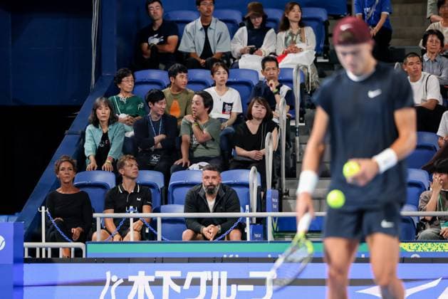 Holger Rune Team, Kinoshita Group Japan Open Tennis Championships, Tokyo, Japan, Holger Rune Team R-L Benjamin Ebrahimzadeh, Physiotherapeut Louis Fresneau und Mutter Aneke Rune sitzen in der Spielerloge Copyright: xJuergenxHasenkopfx