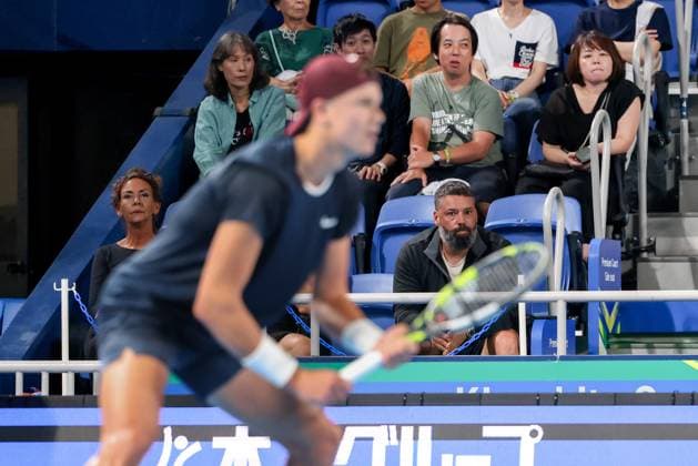 Holger Rune Team, Kinoshita Group Japan Open Tennis Championships, Tokyo, Japan, Holger Rune Team R-L Benjamin Ebrahimzadeh, Physiotherapeut Louis Fresneau und Mutter Aneke Rune sitzen in der Spielerloge Copyright: xJuergenxHasenkopfx