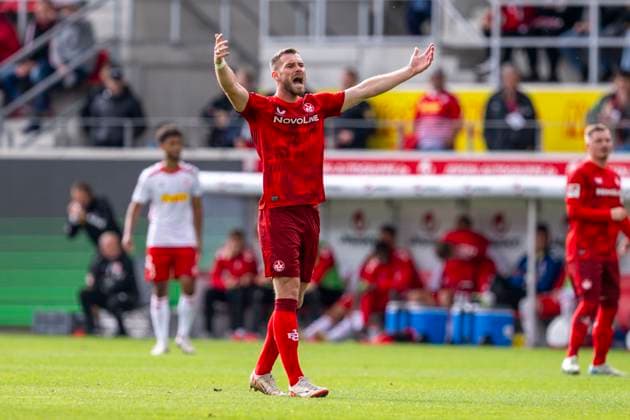 28.09.2024: Fußball, 2. Bundesliga: SSV Jahn Regensburg - 1. FC Kaiserslautern, Saison 2024 2025. Lautern Boris Tomiak beschwert sich. WICHTIGER HINWEIS: Gemäß den Vorgaben der DFL Deutsche Fußball Liga bzw. des DFB Deutscher Fußball-Bund ist es untersagt, in dem Stadion und oder vom Spiel angefertigte Fotoaufnahmen in Form von Sequenzbildern und oder videoähnlichen Fotostrecken zu verwerten bzw. verwerten zu lassen.