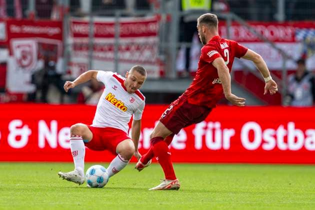 28.09.2024: Fußball, 2. Bundesliga: SSV Jahn Regensburg - 1. FC Kaiserslautern, Saison 2024 2025. Regensburgs Andreas Geipl (l) und Lautern Boris Tomiak kämpfen um den Ball. WICHTIGER HINWEIS: Gemäß den Vorgaben der DFL Deutsche Fußball Liga bzw. des DFB Deutscher Fußball-Bund ist es untersagt, in dem Stadion und oder vom Spiel angefertigte Fotoaufnahmen in Form von Sequenzbildern und oder videoähnlichen Fotostrecken zu verwerten bzw. verwerten zu lassen.