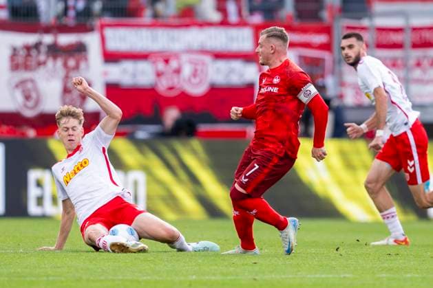 28.09.2024: Fußball, 2. Bundesliga: SSV Jahn Regensburg - 1. FC Kaiserslautern, Saison 2024 2025. Regensburgs Louis Breunig (l) und Lautern Marlon Ritter kämpfen um den Ball. WICHTIGER HINWEIS: Gemäß den Vorgaben der DFL Deutsche Fußball Liga bzw. des DFB Deutscher Fußball-Bund ist es untersagt, in dem Stadion und oder vom Spiel angefertigte Fotoaufnahmen in Form von Sequenzbildern und oder videoähnlichen Fotostrecken zu verwerten bzw. verwerten zu lassen.
