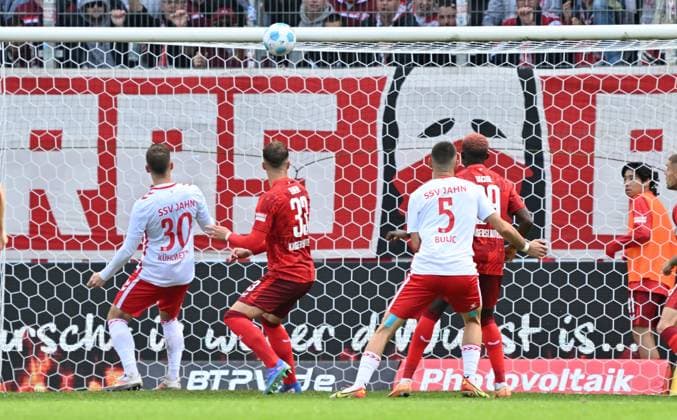 28.09.2024 - Fussball - Saison 2024 2025 - 2. Fussball - Bundesliga - 07. Spieltag: SSV Jahn Regensburg - 1. FC Kaiserslautern Lautern FCK ( Rote Teulfel ) - Sportfoto Zink - xwoxzix - DFL regulations prohibit any use of photographs as image sequences and or quasi-video - only for editorial use - Kopfball von Christian Kühlwetter (30, SSV Jahn Regensburg ) an Latte Querlatte - Chance Torchance
