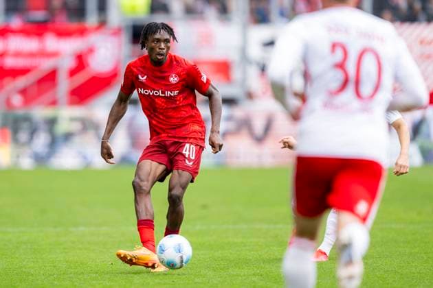 28.09.2024: Fußball, 2. Bundesliga: SSV Jahn Regensburg - 1. FC Kaiserslautern, Saison 2024 2025. Lautern Dickson Abiama läuft mit dem Ball am Fuß. WICHTIGER HINWEIS: Gemäß den Vorgaben der DFL Deutsche Fußball Liga bzw. des DFB Deutscher Fußball-Bund ist es untersagt, in dem Stadion und oder vom Spiel angefertigte Fotoaufnahmen in Form von Sequenzbildern und oder videoähnlichen Fotostrecken zu verwerten bzw. verwerten zu lassen.