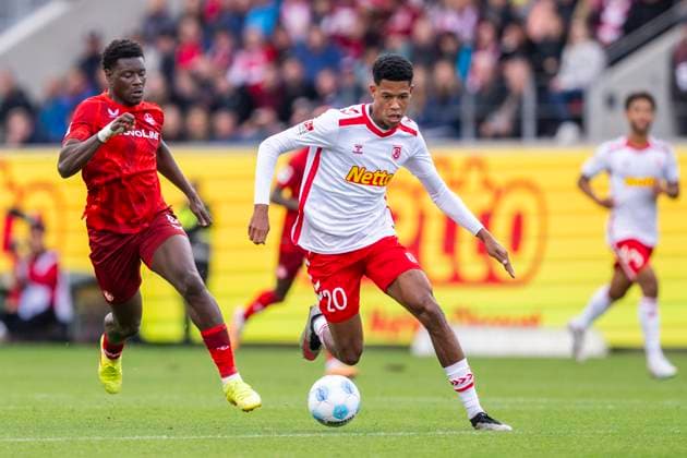 28.09.2024: Fußball, 2. Bundesliga: SSV Jahn Regensburg - 1. FC Kaiserslautern, Saison 2024 2025. Lautern Ragnar Ache (l) und Regensburgs Noah Ganaus kämpfen um den Ball. WICHTIGER HINWEIS: Gemäß den Vorgaben der DFL Deutsche Fußball Liga bzw. des DFB Deutscher Fußball-Bund ist es untersagt, in dem Stadion und oder vom Spiel angefertigte Fotoaufnahmen in Form von Sequenzbildern und oder videoähnlichen Fotostrecken zu verwerten bzw. verwerten zu lassen.