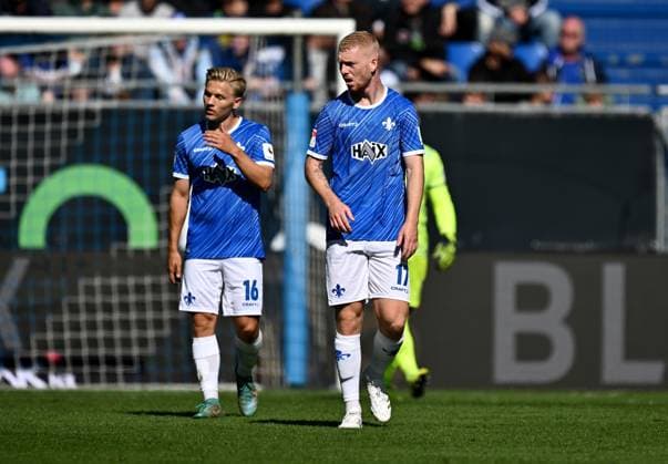 28.09.2024, xfux, Fussball 2.Bundesliga, SV Darmstadt 98 - 1.FC Magdeburg, v.l. Andreas Mueller Müller (SV Darmstadt 98), Kai Klefisch (SV Darmstadt 98) enttaeuscht, enttaeuscht schauend, dissapointed (DFL DFB REGULATIONS PROHIBIT ANY USE OF PHOTOGRAPHS as IMAGE SEQUENCES and or QUASI-VIDEO. Eine Lizenzierung des Lichtbildwerkes an und oder durch den SV Darmstadt 1898 e.V. sowie Tochterunternehmen ist nicht gestattet. No release of or sale to SV Darmstadt 1898 e.V.)) Darmstadt