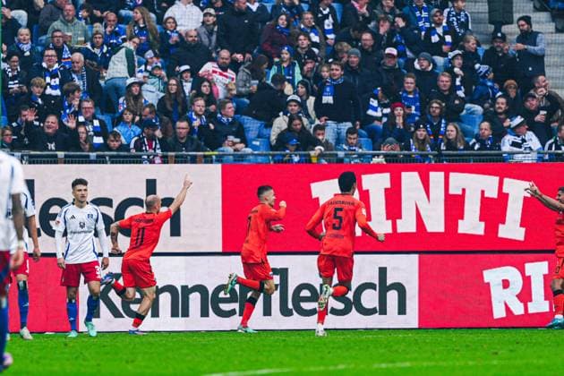 Torjubel SC Paderborn nach Tor zum 0:1 Filip Bilbija (SC Paderborn, 07) GER, Hamburger SV vs. SC Paderborn 07, Fussball, 2. Bundesliga, Spieltag 7, Saison 2024 2025, 28.09.2024 DFL REGULATIONS PROHIBIT ANY USE OF PHOTOGRAPHS AS IMAGE SEQUENCES AND OR QUASI-VIDEO GER, Hamburger SV vs. SC Paderborn 07, Fussball, 2. Bundesliga, Spieltag 7, Saison 2024 2025, 28.09.2024 Hamburg