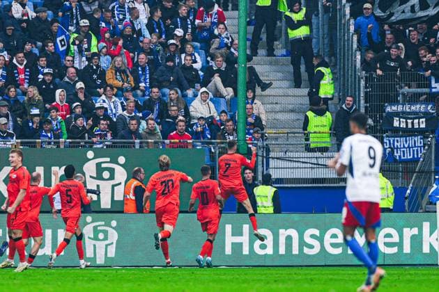 Torjubel SC Paderborn nach Tor zum 0:1 Filip Bilbija (SC Paderborn, 07) GER, Hamburger SV vs. SC Paderborn 07, Fussball, 2. Bundesliga, Spieltag 7, Saison 2024 2025, 28.09.2024 DFL REGULATIONS PROHIBIT ANY USE OF PHOTOGRAPHS AS IMAGE SEQUENCES AND OR QUASI-VIDEO GER, Hamburger SV vs. SC Paderborn 07, Fussball, 2. Bundesliga, Spieltag 7, Saison 2024 2025, 28.09.2024 Hamburg