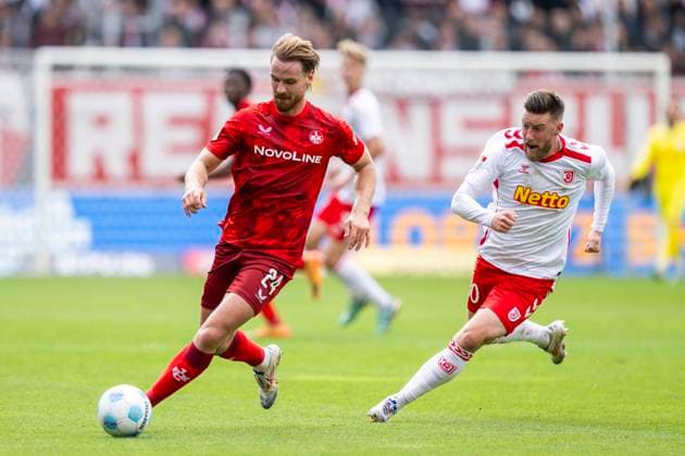 28.09.2024: Fußball, 2. Bundesliga: SSV Jahn Regensburg - 1. FC Kaiserslautern, Saison 2024 2025. Lautern Jannis Heuer (l) und Regensburgs Christian Kühlwetter kämpfen um den Ball. WICHTIGER HINWEIS: Gemäß den Vorgaben der DFL Deutsche Fußball Liga bzw. des DFB Deutscher Fußball-Bund ist es untersagt, in dem Stadion und oder vom Spiel angefertigte Fotoaufnahmen in Form von Sequenzbildern und oder videoähnlichen Fotostrecken zu verwerten bzw. verwerten zu lassen.