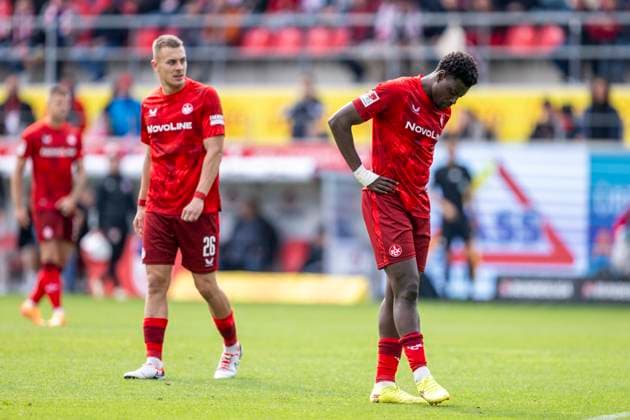 28.09.2024: Fußball, 2. Bundesliga: SSV Jahn Regensburg - 1. FC Kaiserslautern, Saison 2024 2025 im Jahnstadion. Lautern Filip Kaloc (l) und Lautern Ragnar Ache sind enttäuscht. WICHTIGER HINWEIS: Gemäß den Vorgaben der DFL Deutsche Fußball Liga bzw. des DFB Deutscher Fußball-Bund ist es untersagt, in dem Stadion und oder vom Spiel angefertigte Fotoaufnahmen in Form von Sequenzbildern und oder videoähnlichen Fotostrecken zu verwerten bzw. verwerten zu lassen.