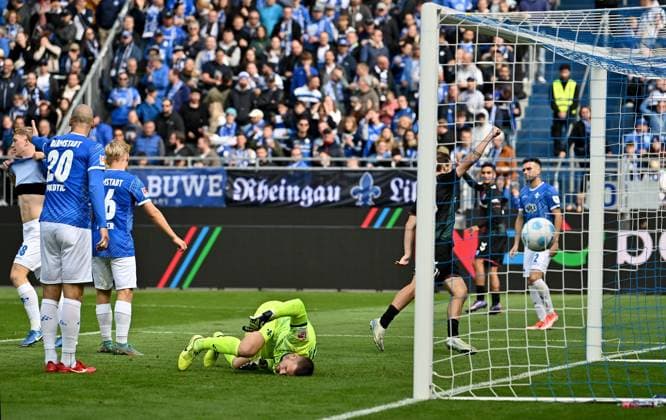 28.09.2024, xfux, Fussball 2.Bundesliga, SV Darmstadt 98 - 1.FC Magdeburg, v.l. Marcel Schuhen (SV Darmstadt 98), Torschuetze Torschütze Connor Krempicki (1.FC Magdeburg) Goal scored, Tor zum 1:2 (DFL DFB REGULATIONS PROHIBIT ANY USE OF PHOTOGRAPHS as IMAGE SEQUENCES and or QUASI-VIDEO. Eine Lizenzierung des Lichtbildwerkes an und oder durch den SV Darmstadt 1898 e.V. sowie Tochterunternehmen ist nicht gestattet. No release of or sale to SV Darmstadt 1898 e.V.)) Darmstadt