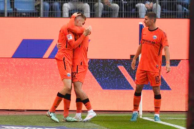 GER; 2. FBL,, Hamburger SV vs SC Paderborn 07 28.09.2024, Volksparkstadion, Hamburg, GER; 2. FBL, Hamburger SV vs SC Paderborn 07 im Bild Filip Bilbija (Paderborn 07) schiesst das Tor zum 1-0 fuer Paderborn und jubelt mit der Mannschaft