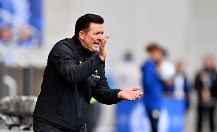 28.09.2024, xfux, Fussball 2.Bundesliga, SV Darmstadt 98 - 1.FC Magdeburg, v.l. Trainer Christian Titz (1.FC Magdeburg) gibt Anweisungen, gestikuliert, mit den Armen gestikulieren gives instructions, gesticulate, gesticolando. (DFL DFB REGULATIONS PROHIBIT ANY USE OF PHOTOGRAPHS as IMAGE SEQUENCES and or QUASI-VIDEO. Eine Lizenzierung des Lichtbildwerkes an und oder durch den SV Darmstadt 1898 e.V. sowie Tochterunternehmen ist nicht gestattet. No release of or sale to SV Darmstadt 1898 e.V.)) Darmstadt