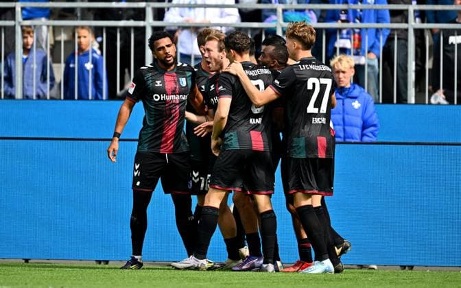 28.09.2024, xfux, Fussball 2.Bundesliga, SV Darmstadt 98 - 1.FC Magdeburg, v.l. Torschuetze Torschütze Connor Krempicki (1.FC Magdeburg) und Spieler 1.FC Magdeburg Torjubel, Jubel, Goal celebration, celebrate the goal zum 1:2 jubelnd bejubelt jubelt jubeln Jubel (DFL DFB REGULATIONS PROHIBIT ANY USE OF PHOTOGRAPHS as IMAGE SEQUENCES and or QUASI-VIDEO. Eine Lizenzierung des Lichtbildwerkes an und oder durch den SV Darmstadt 1898 e.V. sowie Tochterunternehmen ist nicht gestattet. No release of or sale to SV Darmstadt 1898 e.V.)) Darmstadt