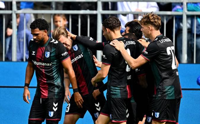 28.09.2024, xfux, Fussball 2.Bundesliga, SV Darmstadt 98 - 1.FC Magdeburg, v.l. Torschuetze Torschütze Connor Krempicki (1.FC Magdeburg) und Spieler 1.FC Magdeburg Torjubel, Jubel, Goal celebration, celebrate the goal zum 1:2 jubelnd bejubelt jubelt jubeln Jubel (DFL DFB REGULATIONS PROHIBIT ANY USE OF PHOTOGRAPHS as IMAGE SEQUENCES and or QUASI-VIDEO. Eine Lizenzierung des Lichtbildwerkes an und oder durch den SV Darmstadt 1898 e.V. sowie Tochterunternehmen ist nicht gestattet. No release of or sale to SV Darmstadt 1898 e.V.)) Darmstadt