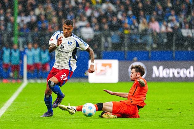 Davie Selke (Hamburger SV, 27), Felix Goetze (SC Paderborn, 20) GER, Hamburger SV vs. SC Paderborn 07, Fussball, 2. Bundesliga, Spieltag 7, Saison 2024 2025, 28.09.2024 DFL REGULATIONS PROHIBIT ANY USE OF PHOTOGRAPHS AS IMAGE SEQUENCES AND OR QUASI-VIDEO GER, Hamburger SV vs. SC Paderborn 07, Fussball, 2. Bundesliga, Spieltag 7, Saison 2024 2025, 28.09.2024 Hamburg