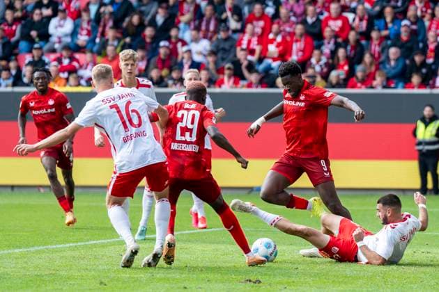 28.09.2024: Fußball, 2. Bundesliga: SSV Jahn Regensburg - 1. FC Kaiserslautern, Saison 2024 2025 im Jahnstadion. Lautern Ragnar Ache läuft mit dem Ball am Fuß. WICHTIGER HINWEIS: Gemäß den Vorgaben der DFL Deutsche Fußball Liga bzw. des DFB Deutscher Fußball-Bund ist es untersagt, in dem Stadion und oder vom Spiel angefertigte Fotoaufnahmen in Form von Sequenzbildern und oder videoähnlichen Fotostrecken zu verwerten bzw. verwerten zu lassen.