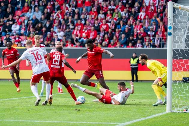 28.09.2024: Fußball, 2. Bundesliga: SSV Jahn Regensburg - 1. FC Kaiserslautern, Saison 2024 2025 im Jahnstadion. Lautern Ragnar Ache und Regensburgs Rasim Bulic kämpfen um den Ball. WICHTIGER HINWEIS: Gemäß den Vorgaben der DFL Deutsche Fußball Liga bzw. des DFB Deutscher Fußball-Bund ist es untersagt, in dem Stadion und oder vom Spiel angefertigte Fotoaufnahmen in Form von Sequenzbildern und oder videoähnlichen Fotostrecken zu verwerten bzw. verwerten zu lassen.