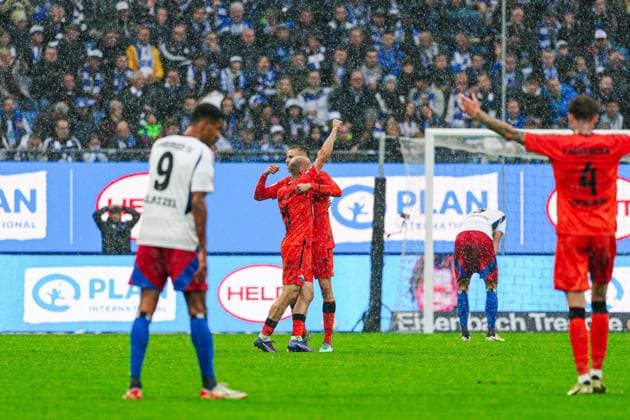 Torjubel SC Paderborn nach Tor zum 1:2 Filip Bilbija (SC Paderborn, 07) GER, Hamburger SV vs. SC Paderborn 07, Fussball, 2. Bundesliga, Spieltag 7, Saison 2024 2025, 28.09.2024 DFL REGULATIONS PROHIBIT ANY USE OF PHOTOGRAPHS AS IMAGE SEQUENCES AND OR QUASI-VIDEO GER, Hamburger SV vs. SC Paderborn 07, Fussball, 2. Bundesliga, Spieltag 7, Saison 2024 2025, 28.09.2024 Hamburg