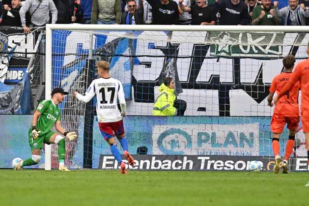 GER; 2. FBL,, Hamburger SV vs SC Paderborn 07 28.09.2024, Volksparkstadion, Hamburg, GER; 2. FBL, Hamburger SV vs SC Paderborn 07 im Bild Robert Glatzel (Hamburg 09) schiesst das Tor zum 1-1 Ausgleich fuer Hamburg vorbei an Torhueter Pelle Boevink (Paderborn l 01)