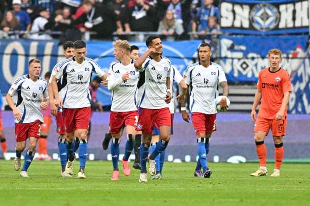 GER; 2. FBL,, Hamburger SV vs SC Paderborn 07 28.09.2024, Volksparkstadion, Hamburg, GER; 2. FBL, Hamburger SV vs SC Paderborn 07 im Bild Robert Glatzel (Hamburg 09) schiesst das Tor zum 1-1 Ausgleich fuer Hamburg vorbei an Torhueter Pelle Boevink (Paderborn l 01) und jubelt