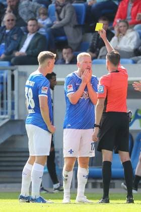 28.09.2024, xtvx, Fussball 2.Bundesliga, SV Darmstadt 98 - 1.FC Magdeburg emspor, v.l. Gelbe Karte, yellow card Kai Klefisch (SV Darmstadt 98) Schiedsrichter Michael Bacher (DFL DFB REGULATIONS PROHIBIT ANY USE OF PHOTOGRAPHS as IMAGE SEQUENCES and or QUASI-VIDEO) Darmstadt