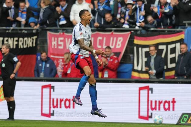 GER,Hamburg, Fussball, DFB, Hamburger SV vs SC Paderborn, im Hamburger Volksparkstadion , 28.09.2024, v.l. Davie Selke (Hamburger SV) macht das 2:2 fuer den Hamburger SV DFL regulations prohibit any use of photographs as image sequences and or quasi-video.