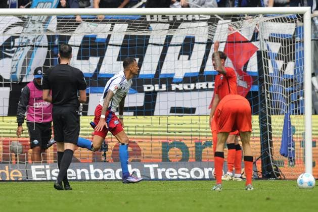GER,Hamburg, Fussball, DFB, Hamburger SV vs SC Paderborn, im Hamburger Volksparkstadion , 28.09.2024, v.l. Davie Selke (Hamburger SV) macht das 2:2 fuer den Hamburger SV DFL regulations prohibit any use of photographs as image sequences and or quasi-video.