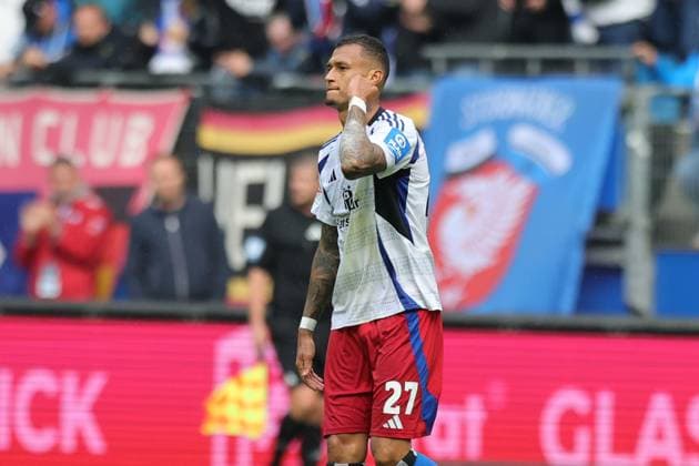 GER,Hamburg, Fussball, DFB, Hamburger SV vs SC Paderborn, im Hamburger Volksparkstadion , 28.09.2024, v.l. Davie Selke (Hamburger SV) macht das 2:2 fuer den Hamburger SV DFL regulations prohibit any use of photographs as image sequences and or quasi-video.
