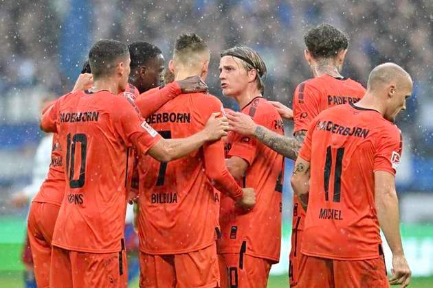 GER; 2. FBL,, Hamburger SV vs SC Paderborn 07 28.09.2024, Volksparkstadion, Hamburg, GER; 2. FBL, Hamburger SV vs SC Paderborn 07 im Bild Filip Bilbija (Paderborn 07) schiesst das Tor zum 2-1 fuer Paderborn und jubelt mit der Mannschaft