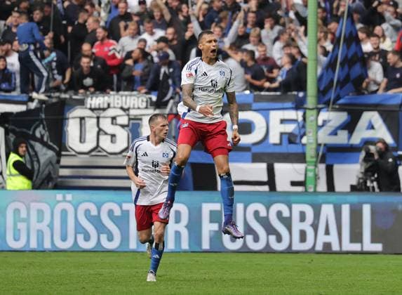 jubel 2-2 durch Davie Selke (HSV) Fussball, Herren, Saison 2024 2025, 2.BL, Volksparkstadion, Hamburger SV gegen SC Paderborn DFL REGULATIONS PROHIBIT ANY USE OF PHOTOGRAPHS AS IMAGE SEQUENCES AND OR QUASI-VIDEO.