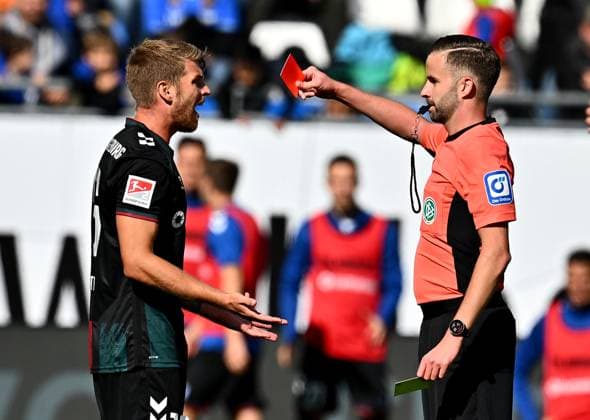 28.09.2024, xfux, Fussball 2.Bundesliga, SV Darmstadt 98 - 1.FC Magdeburg, v.l. Marcus Mathisen (1.FC Magdeburg) bekommt von Referee Schiedsrichter Michael Bacher die Gelbe-Rote Karte, receive a yellow red card, Platzverweis, Foul gezeigt (DFL DFB REGULATIONS PROHIBIT ANY USE OF PHOTOGRAPHS as IMAGE SEQUENCES and or QUASI-VIDEO. Eine Lizenzierung des Lichtbildwerkes an und oder durch den SV Darmstadt 1898 e.V. sowie Tochterunternehmen ist nicht gestattet. No release of or sale to SV Darmstadt 1898 e.V.)) Darmstadt
