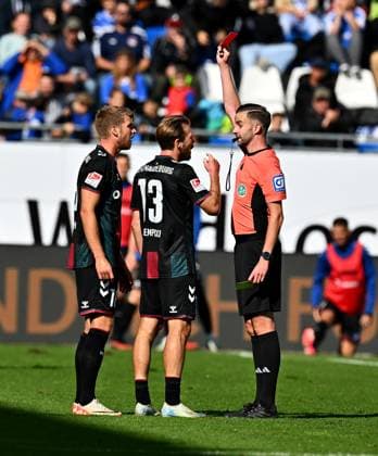 28.09.2024, xfux, Fussball 2.Bundesliga, SV Darmstadt 98 - 1.FC Magdeburg, v.l. Marcus Mathisen (1.FC Magdeburg) bekommt von Referee Schiedsrichter Michael Bacher die Gelbe-Rote Karte, receive a yellow red card, Platzverweis, Foul gezeigt, Connor Krempicki (1.FC Magdeburg) (DFL DFB REGULATIONS PROHIBIT ANY USE OF PHOTOGRAPHS as IMAGE SEQUENCES and or QUASI-VIDEO. Eine Lizenzierung des Lichtbildwerkes an und oder durch den SV Darmstadt 1898 e.V. sowie Tochterunternehmen ist nicht gestattet. No release of or sale to SV Darmstadt 1898 e.V.)) Darmstadt