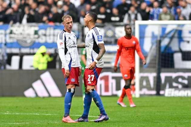 GER; 2. FBL,, Hamburger SV vs SC Paderborn 07 28.09.2024, Volksparkstadion, Hamburg, GER; 2. FBL, Hamburger SV vs SC Paderborn 07 im Bild Davie Selke (Hamburg 27) schiesst das Tor zum 2-2 Ausgleich fuer Hamburg vorbei an Torhueter Pelle Boevink (Paderborn l 01) und jubelt mit Sebastian Schonlau (Hamburg 04)