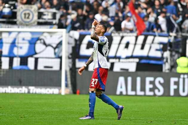 GER; 2. FBL,, Hamburger SV vs SC Paderborn 07 28.09.2024, Volksparkstadion, Hamburg, GER; 2. FBL, Hamburger SV vs SC Paderborn 07 im Bild Davie Selke (Hamburg 27) schiesst das Tor zum 2-2 Ausgleich fuer Hamburg vorbei an Torhueter Pelle Boevink (Paderborn l 01) und jubelt zum Himmel