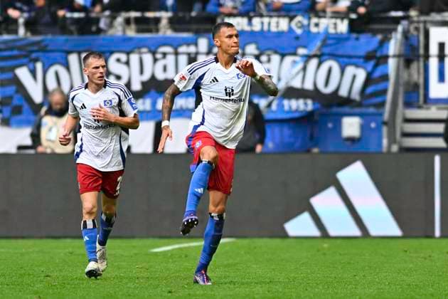 GER; 2. FBL,, Hamburger SV vs SC Paderborn 07 28.09.2024, Volksparkstadion, Hamburg, GER; 2. FBL, Hamburger SV vs SC Paderborn 07 im Bild Davie Selke (Hamburg 27) schiesst das Tor zum 2-2 Ausgleich fuer Hamburg vorbei an Torhueter Pelle Boevink (Paderborn l 01) und jubelt