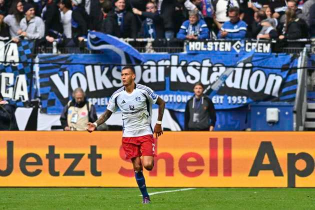 GER; 2. FBL,, Hamburger SV vs SC Paderborn 07 28.09.2024, Volksparkstadion, Hamburg, GER; 2. FBL, Hamburger SV vs SC Paderborn 07 im Bild Davie Selke (Hamburg 27) schiesst das Tor zum 2-2 Ausgleich fuer Hamburg vorbei an Torhueter Pelle Boevink (Paderborn l 01) und jubelt