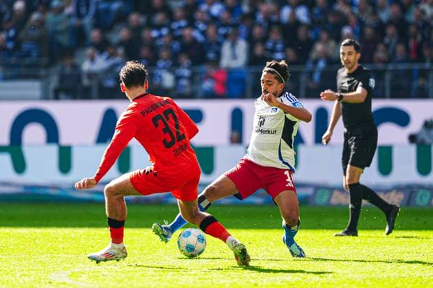 Aaron Zehnter(SC Paderborn, 32), Immanuel Pherai (Hamburger SV, 10) GER, Hamburger SV vs. SC Paderborn 07, Fussball, 2. Bundesliga, Spieltag 7, Saison 2024 2025, 28.09.2024 DFL REGULATIONS PROHIBIT ANY USE OF PHOTOGRAPHS AS IMAGE SEQUENCES AND OR QUASI-VIDEO GER, Hamburger SV vs. SC Paderborn 07, Fussball, 2. Bundesliga, Spieltag 7, Saison 2024 2025, 28.09.2024 Hamburg