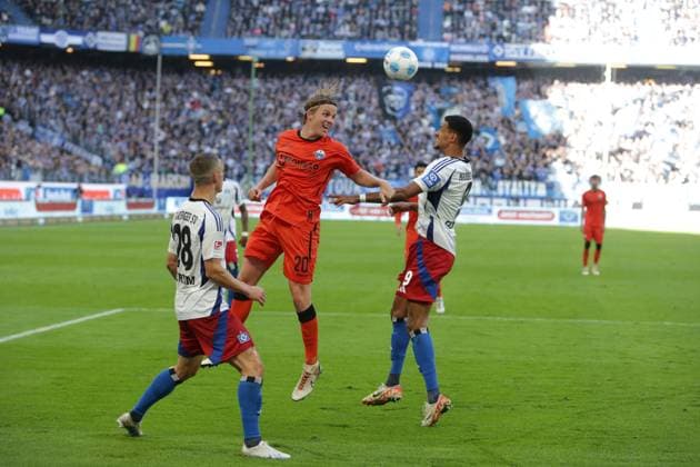 GER,Hamburg, Fussball, DFB, Hamburger SV vs SC Paderborn, im Hamburger Volksparkstadion , 28.09.2024, v.l. Miro Muheim (Hamburger SV) , Felix Goetze ( SC Paderborn ) , Robert Glatzel (Hamburger SV) in aktion, in action DFL regulations prohibit any use of photographs as image sequences and or quasi-video.