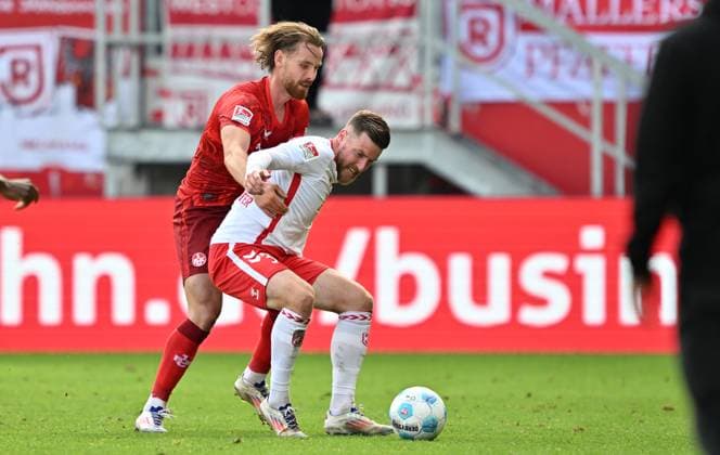 28.09.2024 - Fussball - Saison 2024 2025 - 2. Fussball - Bundesliga - 07. Spieltag: SSV Jahn Regensburg - 1. FC Kaiserslautern Lautern FCK ( Rote Teulfel ) - Sportfoto Zink - xwoxzix - DFL regulations prohibit any use of photographs as image sequences and or quasi-video - only for editorial use - Jannis Heuer (24, 1. FC Kaiserslautern FCK ) Christian Kühlwetter (30, SSV Jahn Regensburg )