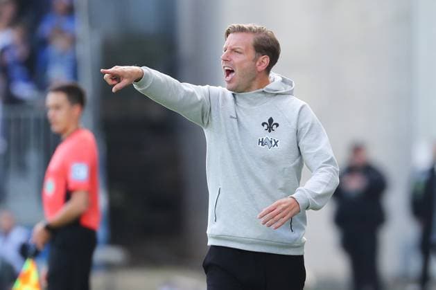 28.09.2024, xtvx, Fussball 2.Bundesliga, SV Darmstadt 98 - 1.FC Magdeburg emspor, v.l. Trainer Florian Kohfeldt (SV Darmstadt 98) gibt Anweisungen, gestikuliert, mit den Armen gestikulieren gives instructions, gesticulates (DFL DFB REGULATIONS PROHIBIT ANY USE OF PHOTOGRAPHS as IMAGE SEQUENCES and or QUASI-VIDEO) Darmstadt