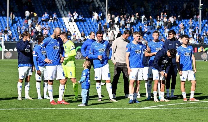 28.09.2024, xfux, Fussball 2.Bundesliga, SV Darmstadt 98 - 1.FC Magdeburg, v.l. Spieler von SV Darmstadt 98 enttaeuscht, enttaeuscht schauend, dissapointed (DFL DFB REGULATIONS PROHIBIT ANY USE OF PHOTOGRAPHS as IMAGE SEQUENCES and or QUASI-VIDEO. Eine Lizenzierung des Lichtbildwerkes an und oder durch den SV Darmstadt 1898 e.V. sowie Tochterunternehmen ist nicht gestattet. No release of or sale to SV Darmstadt 1898 e.V.)) Darmstadt