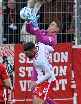 28.09.2024 - Fussball - Saison 2024 2025 - 2. Fussball - Bundesliga - 07. Spieltag: SSV Jahn Regensburg - 1. FC Kaiserslautern Lautern FCK ( Rote Teulfel ) - Sportfoto Zink - xwoxzix - DFL regulations prohibit any use of photographs as image sequences and or quasi-video - only for editorial use - Julian Krahl (1, 1. FC Kaiserslautern FCK ) Christian Kühlwetter (30, SSV Jahn Regensburg )
