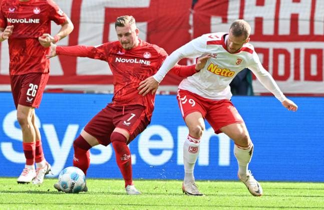 28.09.2024 - Fussball - Saison 2024 2025 - 2. Fussball - Bundesliga - 07. Spieltag: SSV Jahn Regensburg - 1. FC Kaiserslautern Lautern FCK ( Rote Teulfel ) - Sportfoto Zink - xwoxzix - DFL regulations prohibit any use of photographs as image sequences and or quasi-video - only for editorial use - Marlon Ritter (7, 1. FC Kaiserslautern FCK ) Eric Hottmann (9, SSV Jahn Regensburg )