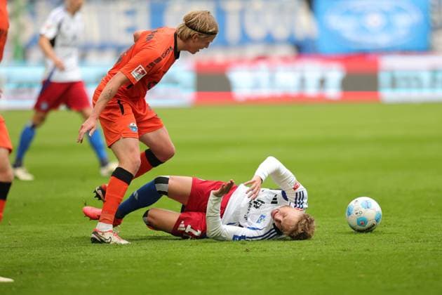 GER,Hamburg, Fussball, DFB, Hamburger SV vs SC Paderborn, im Hamburger Volksparkstadion , 28.09.2024, v.l. Adam Karabec (Hamburger SV) liegt verletzt am Boden DFL regulations prohibit any use of photographs as image sequences and or quasi-video.