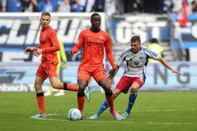 GER,Hamburg, Fussball, DFB, Hamburger SV vs SC Paderborn, im Hamburger Volksparkstadion , 28.09.2024, v.l. Ilyas Ansah ( SC Paderborn ) Jonas Meffert (Hamburger SV) DFL regulations prohibit any use of photographs as image sequences and or quasi-video.