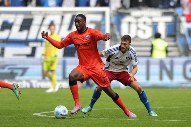 GER,Hamburg, Fussball, DFB, Hamburger SV vs SC Paderborn, im Hamburger Volksparkstadion , 28.09.2024, v.l. Ilyas Ansah ( SC Paderborn ) Jonas Meffert (Hamburger SV) DFL regulations prohibit any use of photographs as image sequences and or quasi-video.