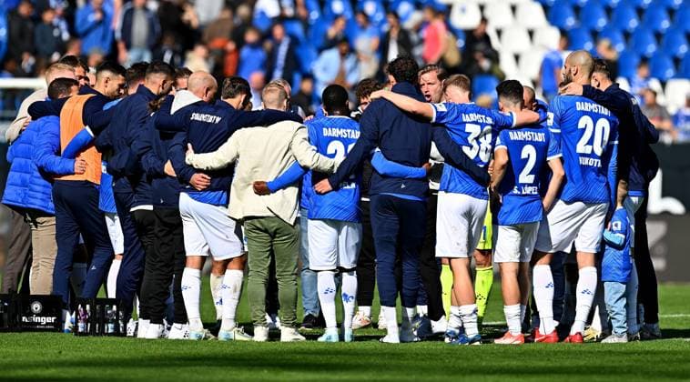 28.09.2024, xfux, Fussball 2.Bundesliga, SV Darmstadt 98 - 1.FC Magdeburg, v.l. Trainer Florian Kohfeldt (SV Darmstadt 98) enttaeuscht, enttaeuscht schauend, dissapointed gibt Anweisungen, gestikuliert, mit den Armen gestikulieren gives instructions, gesticulate, gesticolando zu Spieler von SV Darmstadt 98 (DFL DFB REGULATIONS PROHIBIT ANY USE OF PHOTOGRAPHS as IMAGE SEQUENCES and or QUASI-VIDEO. Eine Lizenzierung des Lichtbildwerkes an und oder durch den SV Darmstadt 1898 e.V. sowie Tochterunternehmen ist nicht gestattet. No release of or sale to SV Darmstadt 1898 e.V.)) Darmstadt