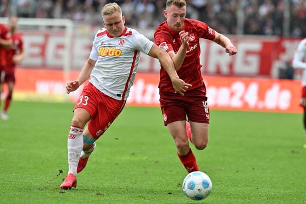 28.09.2024 - Fussball - Saison 2024 2025 - 2. Fussball - Bundesliga - 07. Spieltag: SSV Jahn Regensburg - 1. FC Kaiserslautern Lautern FCK ( Rote Teulfel ) - Sportfoto Zink - xwoxzix - DFL regulations prohibit any use of photographs as image sequences and or quasi-video - only for editorial use - Kai Pröger (33, SSV Jahn Regensburg ) Jannik Mause (18, 1. FC Kaiserslautern FCK )