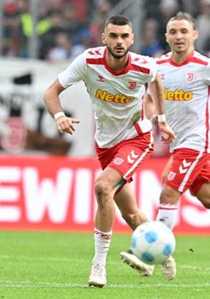 28.09.2024 - Fussball - Saison 2024 2025 - 2. Fussball - Bundesliga - 07. Spieltag: SSV Jahn Regensburg - 1. FC Kaiserslautern Lautern FCK ( Rote Teulfel ) - Sportfoto Zink - xwoxzix - DFL regulations prohibit any use of photographs as image sequences and or quasi-video - only for editorial use - Rasim Bulic ( 5, SSV Jahn Regensburg ) Freisteller Einzelbild